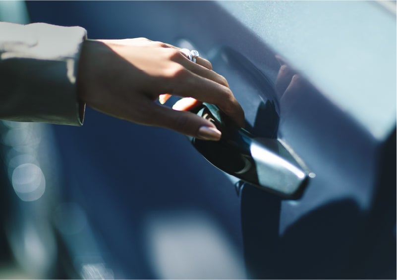 A hand gracefully grips the Light Touch Handle of a 2023 Lincoln Aviator® SUV to demonstrate its ease of use | Boulevard Lincoln in Georgetown DE