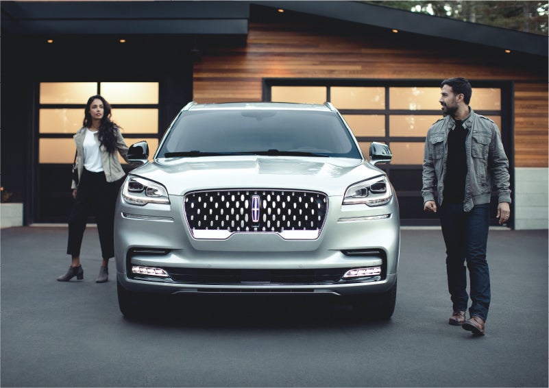 The sparkling grille of the 2023 Lincoln Aviator® Grand Touring model | Boulevard Lincoln in Georgetown DE