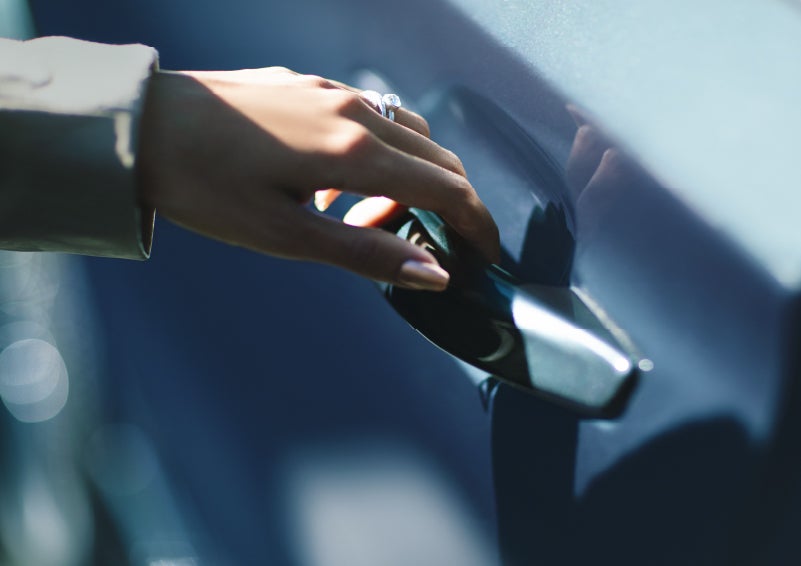 A hand gracefully grips the Light Touch Handle of a 2024 Lincoln Aviator® SUV to demonstrate its ease of use | Boulevard Lincoln in Georgetown DE