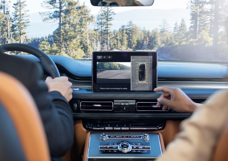 The available 360-Degree Camera shows a bird's-eye view of a Lincoln Aviator® SUV | Boulevard Lincoln in Georgetown DE