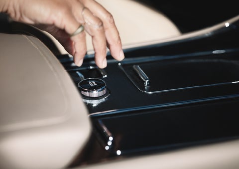 A hand reaching for the Lincoln Drive Modes knob of a 2024 Lincoln Aviator® SUV | Boulevard Lincoln in Georgetown DE