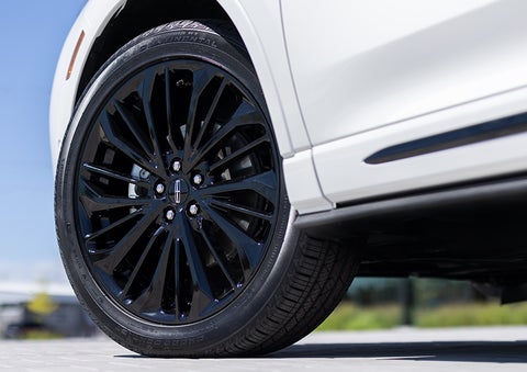 The stylish blacked-out 20-inch wheels from the available Jet Appearance Package are shown. | Boulevard Lincoln in Georgetown DE