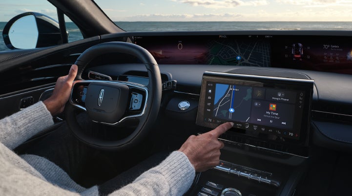 The driver of a 2024 Lincoln Nautilus® SUV interacts with the new Lincoln Digital Experience. | Boulevard Lincoln in Georgetown DE